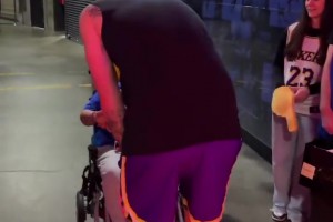 优质偶像！湖人vs骑士 东契奇赛前见小球迷给小球迷签名