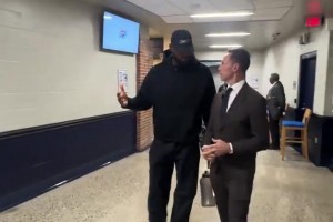 俩人合起来6个MVP！湖人vs雷霆 詹姆斯和纳什抵达球馆