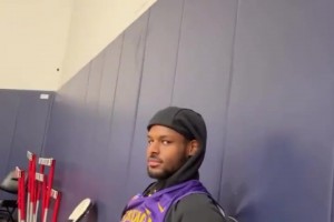 心情还是不错！詹姆斯和布朗尼训练中来了个搞怪合影