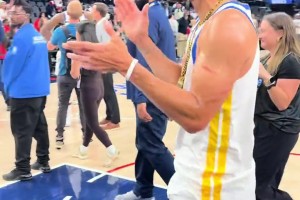 办巡演能否成？赛后库里/格林在快船主场退场时得到英雄般待遇！